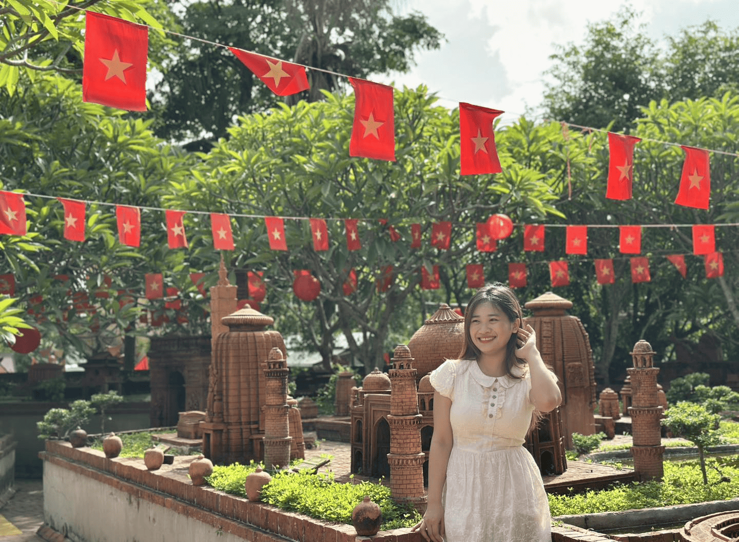 Visitors should wear comfortable clothing and shoes, especially avoiding high heels, to easily walk around the village and enjoy the pottery-making experience (Source: Thanh Ha Terracotta Park - Công Viên Đất Nung Thanh Hà Hội An)
